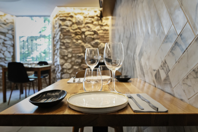 Detalles de los platos y del comedor del restaurante Romera Bistro