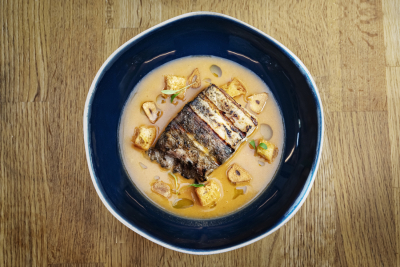 Detalles de los platos y del comedor del restaurante Romera Bistro