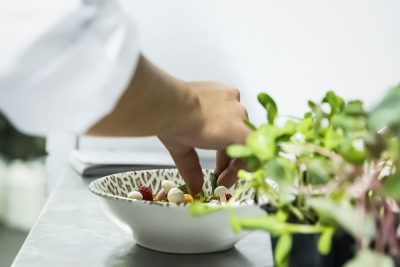 Detalles de los platos y del comedor del restaurante Romera Bistro