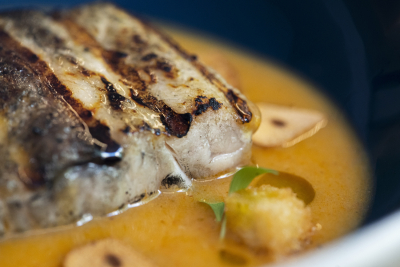 Detalles de los platos y del comedor del restaurante Romera Bistro