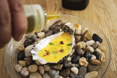 Detalles de los platos y del comedor del restaurante Romera Bistro