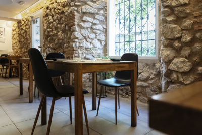 Detalles de los platos y del comedor del restaurante Romera Bistro