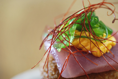 Detalles de los platos y del comedor del restaurante Romera Bistro