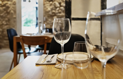 Detalles de los platos y del comedor del restaurante Romera Bistro